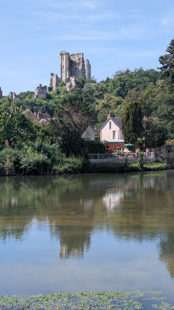 Chateau de Lavardin vu du Loir